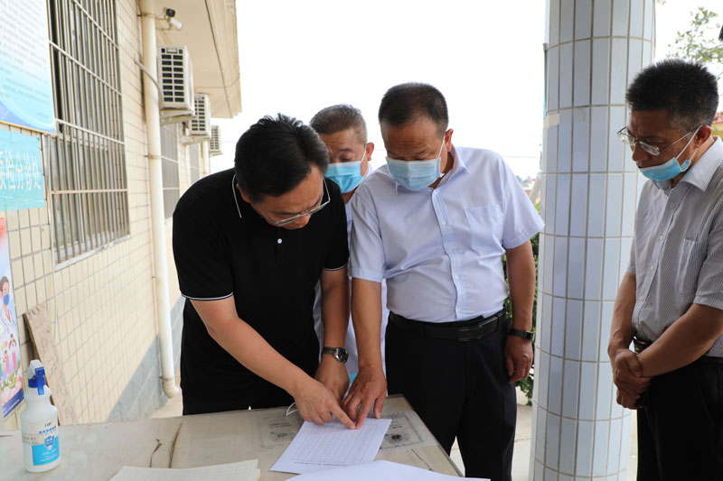 雷火电竞在线登录官网|县委副书记、代县长武利芳实地督导调研疫苗接种、人居环境整治、乡镇空气质量监测点位精细化管控等工作(图1)